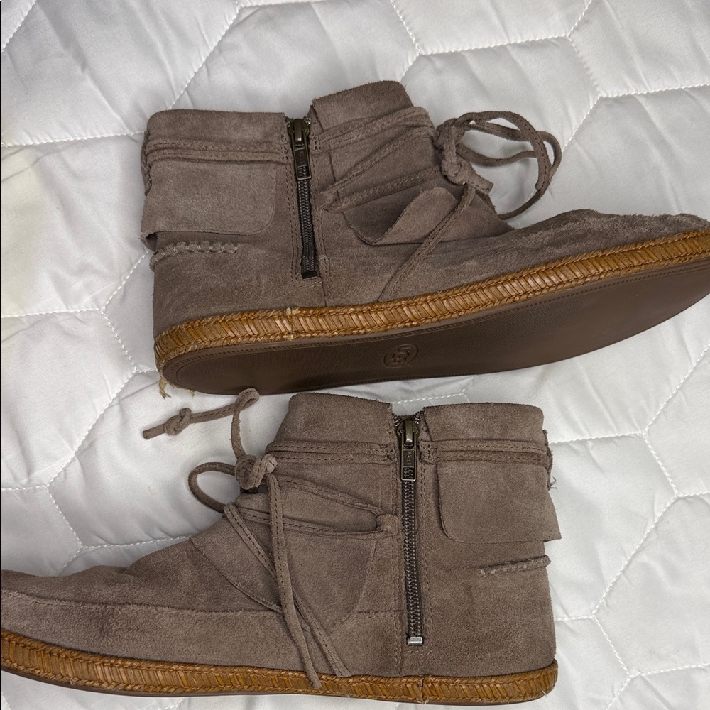 UGG Women’s Suede Reid Boots - Picture 4 of 9